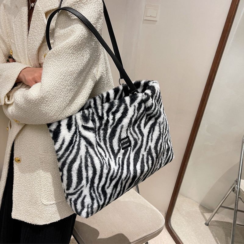 Vintage Large-Capacity Black And White Plaid Furry Tote Bag