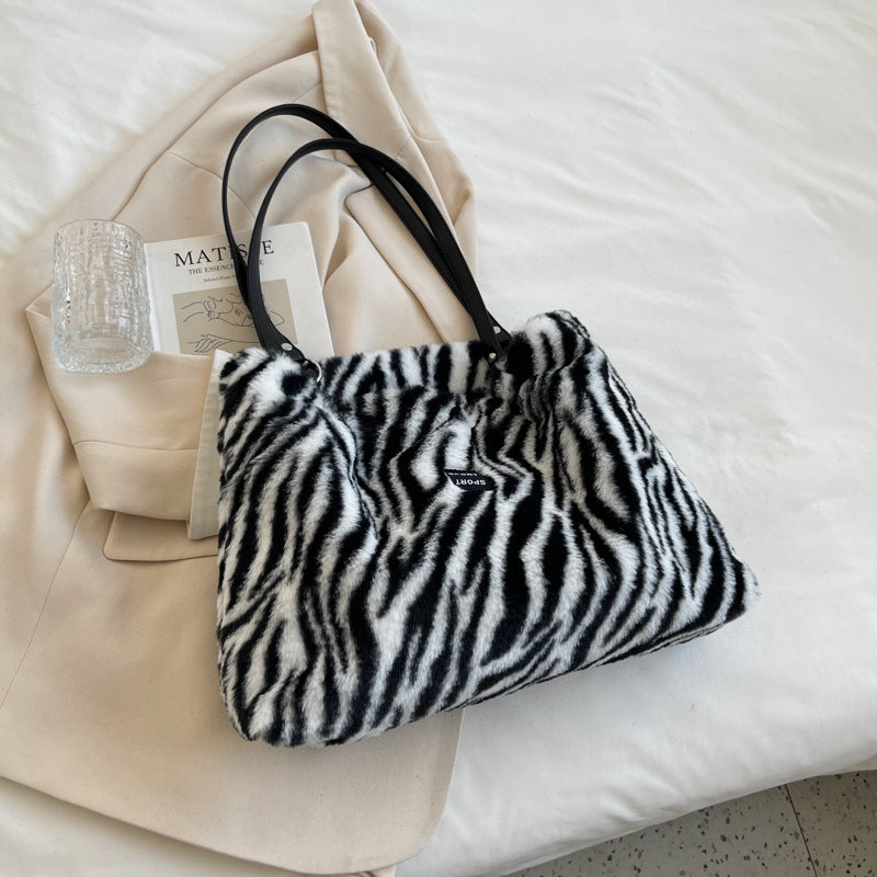 Vintage Large-Capacity Black And White Plaid Furry Tote Bag